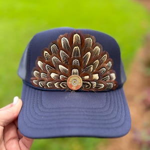Boho Feder Trucker Hut - Handgefertigte Unisex Festival Cap – Naturinspirierter Outdoor Stil