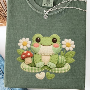 キルト風カエルTシャツ｜フェイクパッチワークカエルグラフィックTシャツ｜キュートなコテージコアアニマルシャツ｜気まぐれなカエル好きTシャツ｜心地よいネイチャートップス