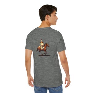 Puede incluir: Camiseta gris jaspeado con una ilustración de estilo vintage de una persona montando a caballo, con una botella de licor como jinete. La ilustración incluye el texto "GENTLEMEN'S".