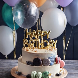 あらゆる年齢層向けの誕生日のお祝いカード。この誕生日カードには、誕生日を迎える男の子と女の子への心温まるお祝いの言葉が書かれています。