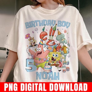 Op de afbeelding: Crèmekleurig T-shirt met een kleurrijke afbeelding van SpongeBob SquarePants en vrienden, met de tekst "BIRTHDAY BOY" en "5 NOAH". Het ontwerp bevat een verjaardagstaart en cadeauverpakkingen, perfect voor een kinderfeestje. "PNG DIGITAL DOWNLOAD" staat onderaan.