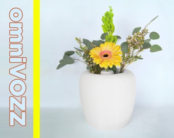 omniVOZZ: an elegant two-in-one vase for single flowers or full bouquets