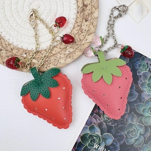 Echtes Leder Erdbeer Taschenanhänger, handgemachte Leder niedlich Erdbeere Taschenanhänger, rosa und rote Erdbeere Handtasche Anhänger, einzigartiges Geschenk
