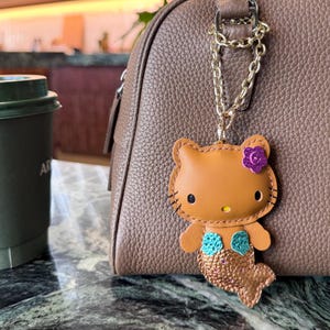 Precioso dije de bolso de cuero con forma de Hello Kitty, dije de bolso con forma de gatito sirena kawaii, adorable colgante de bolso de cuero con forma de Kitty, dijes de bolso de cuero genuino