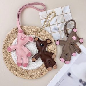 Ciondolo per borsa in pelle Mr. Bean Bear: portachiavi in pelle di vitello fatto a mano