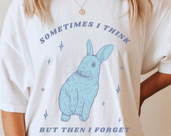 Peut inclure: T-shirt blanc surdimensionné avec un graphique de lapin bleu et le texte "Sometimes I think but then I forget".