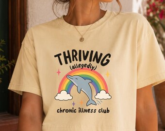 Supuestamente prosperando Camiseta corta con delfín Síndrome de POTS Fibromialgia Esclerosis múltiple EDS vEDS IIH Camiseta de discapacidad oculta Endometriosis