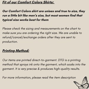 以下が含まれることがあります： クリーム色の背景に、Comfort Colorsシャツに関する情報が記載されたテキスト。サイズと印刷方法が含まれています。シャツはユニセックスでサイズ通りであること、正しいサイズの注文方法の詳細が記載されています。また、直接衣類に印刷する方法についても説明しています。