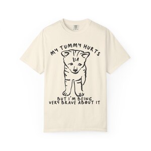Camiseta "Me duele la barriga", "Amante de los gatos", "Enfermedad crónica", "SII", "Enfermedad crónica", "Síndrome del intestino irritable", "Enfermedades crónicas", "Síndrome de Tourette", "Eds", "Fibromialgia", "SII" Ivory