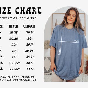 K&ouml;nnte beinhalten: Gr&ouml;&szlig;entabelle f&uuml;r ein T-Shirt mit Ma&szlig;en in Zoll. Die Tabelle zeigt die Breite und L&auml;nge des T-Shirts in den Gr&ouml;&szlig;en S bis 4XL. Das Model tr&auml;gt ein T-Shirt in Gr&ouml;&szlig;e XL.
