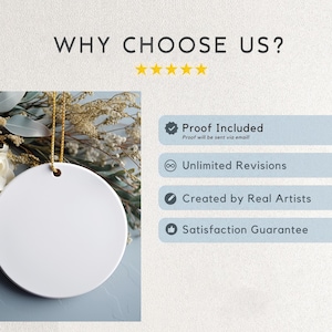 Puede incluir: Un adorno redondo de cer&aacute;mica blanca colgado de un cord&oacute;n dorado. El texto "WHY CHOOSE US?" est&aacute; en la parte superior, con las palabras "Proof Included", "Unlimited Revisions", "Created by Real Artists" y "Satisfaction Guarantee" en rect&aacute;ngulos azul claro.