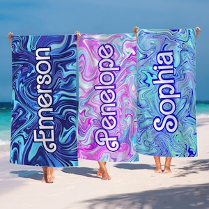 Serviette de plage abstraite colorée avec nom personnalisé, serviette d'été moderne personnalisée, serviette de piscine artistique audacieuse, cadeau de vacances unique, serviette de plage avec nom