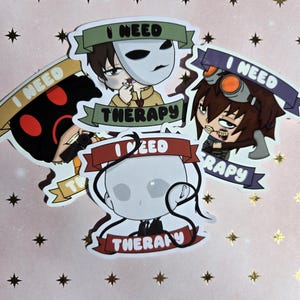Puede incluir: Una colección de pegatinas con personajes de dibujos animados y las frases "I NEED THERAPY" en pancartas. Las pegatinas tienen una variedad de colores, incluyendo negro, rojo, marrón y blanco, sobre un fondo rosa con estrellas doradas.