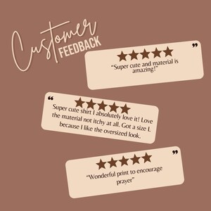 Puede incluir: Un fondo marr&oacute;n con comentarios de clientes en texto blanco. El texto incluye frases como "&iexcl;S&uacute;per lindo y el material es incre&iacute;ble!" y "Maravilloso estampado para fomentar la oraci&oacute;n". Tambi&eacute;n hay valoraciones por estrellas.