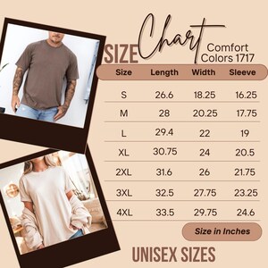 Puede incluir: Tabla de tallas para camisetas unisex Comfort Colors 1717. Las tallas van de la S a la 4XL, con medidas en pulgadas para largo, ancho y manga. Dos personas llevan las camisetas.