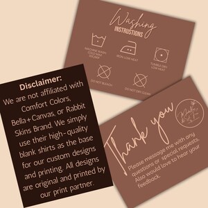 Puede incluir: Tres tarjetas marrones con texto blanco. Una tarjeta muestra instrucciones de lavado con s&iacute;mbolos para lavar a m&aacute;quina, planchar, secar en secadora y no usar lej&iacute;a ni limpiar en seco. Otra tarjeta indica una exenci&oacute;n de responsabilidad sobre la afiliaci&oacute;n de la marca. La tercera tarjeta dice "Gracias".