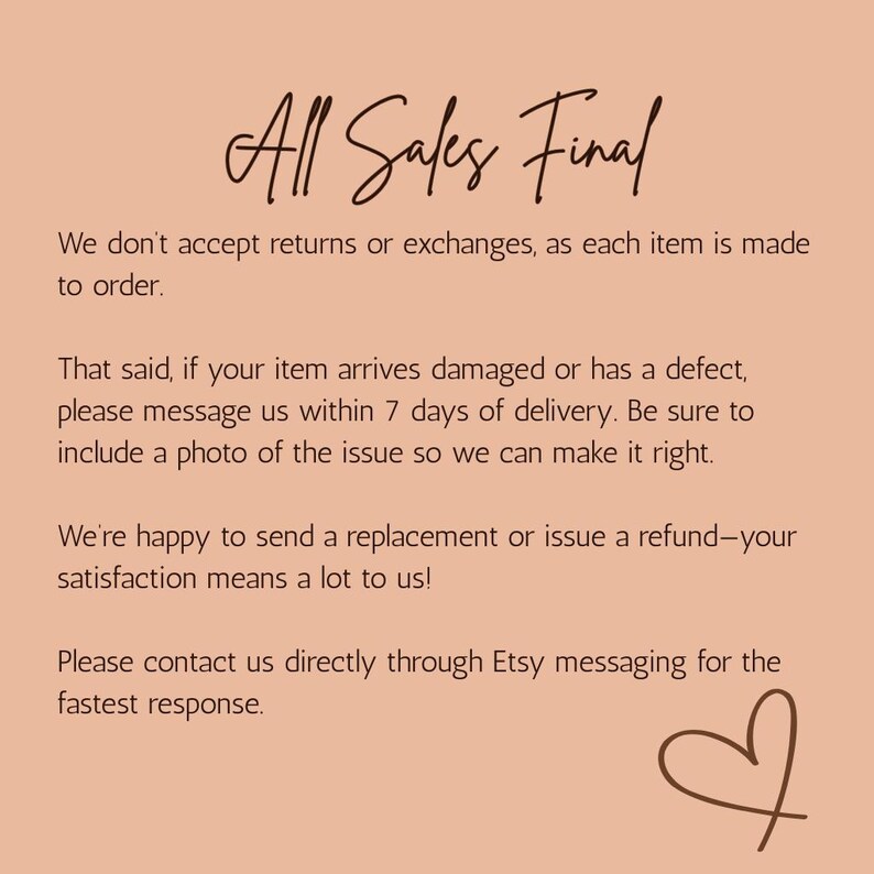 Puede incluir: Fondo de color melocot&oacute;n con el texto manuscrito "All Sales Final". El texto explica la pol&iacute;tica de devoluciones de la tienda, indicando que no se aceptan devoluciones ni cambios. Tambi&eacute;n detalla c&oacute;mo contactar con la tienda para art&iacute;culos da&ntilde;ados.