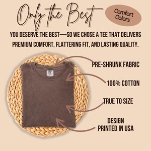 Puede incluir: Una camiseta marr&oacute;n doblada sobre una estera circular tejida. El texto de la imagen dice "Only the Best" y "Comfort Colors". Texto adicional destaca caracter&iacute;sticas: tejido pre-encogido, 100% algod&oacute;n, fiel a la talla y dise&ntilde;o impreso en EE. UU.
