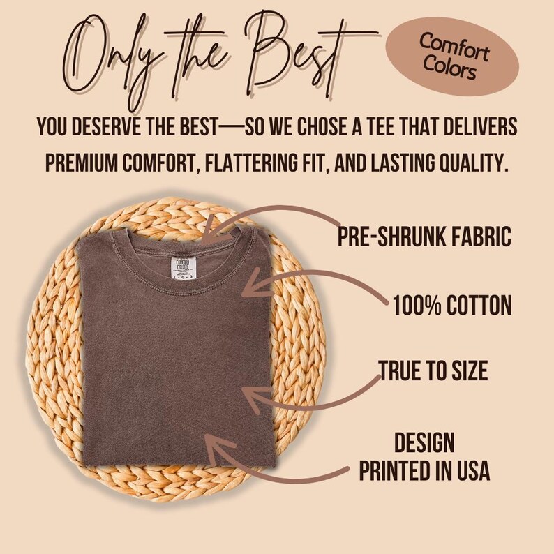 Puede incluir: Una camiseta marr&oacute;n doblada sobre una estera circular tejida. El texto de la imagen dice "Only the Best" y "Comfort Colors". Texto adicional destaca caracter&iacute;sticas: tejido pre-encogido, 100% algod&oacute;n, fiel a la talla y dise&ntilde;o impreso en EE. UU.