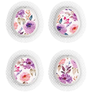 Op de afbeelding: Vier ovale zelfklevende pleisters voor medische sensoren, elk met een uniek aquarel bloemenpatroon in paarse, roze en groene tinten op een witte achtergrond, omringd door een geperforeerde witte rand voor een veilige bevestiging.