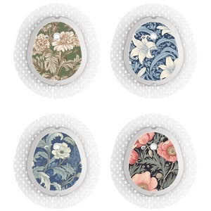 Könnte beinhalten: Vier runde Pflaster mit verschiedenen Blumenmustern. Die Pflaster sind weiß mit einem weißen gepunkteten Rand und einem Blumenmuster in der Mitte. Die Muster umfassen ein grünes und braunes Blumenmuster, ein blaues und weißes Blumenmuster, ein blaues und weißes Blumenmuster mit einer weißen Blume und ein grünes und braunes Blumenmuster mit einer rosa Blume.
