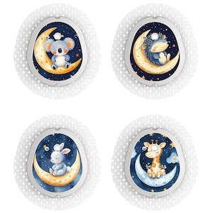 Puede incluir: Cuatro vendajes adhesivos redondos con diferentes diseños de animales. Cada vendaje presenta un cielo nocturno azul con estrellas, una luna creciente amarilla y un animal durmiendo en la luna. Los animales son un koala, un erizo, un conejito y una jirafa.