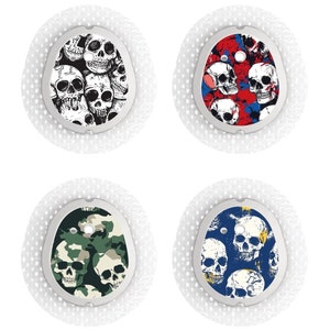 Könnte beinhalten: Vier runde Klebepatches mit verschiedenen Totenkopfdesigns. Die Designs umfassen schwarze und weiße Totenköpfe, rote und blaue Totenköpfe, Tarnmuster-Totenköpfe und blaue und weiße Totenköpfe.
