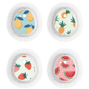 Peut inclure: Quatre pansements adhésifs ronds et blancs avec différents motifs de fruits. Les motifs comprennent des citrons, des ananas, des fraises et des pastèques.
