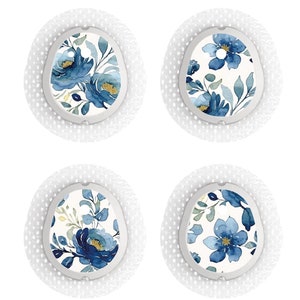 Könnte beinhalten: Vier weiße runde Pflaster mit einem blauen und goldenen Blumenmuster.