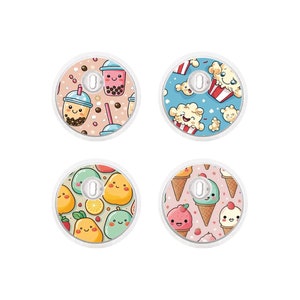 Może przedstawiać: Cztery okrągłe naklejki z różnymi uroczymi wzorami z kreskówek. Wzory obejmują bubble tea, popcorn, owoce i lody.