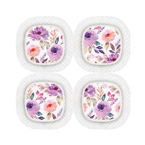 Puede incluir: Cuatro parches de electrodos adhesivos cuadrados con un patrón floral de acuarela en tonos morado, rosa y verde. Cada parche tiene un borde blanco texturizado con patrón de diamantes que rodea el diseño floral central sobre fondo blanco.