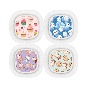 Puede incluir: Cuatro vendas cuadradas de colores con diferentes diseños de dibujos animados lindos. Los diseños incluyen cupcakes, malvaviscos, conos de helado y galletas.