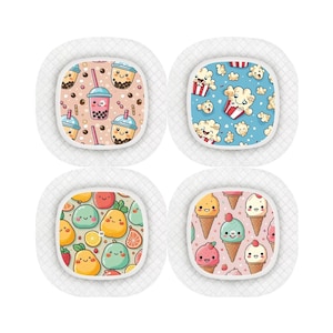 Puede incluir: Cuatro pegatinas cuadradas blancas con diferentes diseños de dibujos animados coloridos. Los diseños incluyen té de burbujas, palomitas de maíz, fruta y helado.