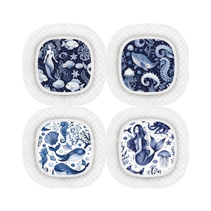 Puede incluir: Juego de cuatro platos de cerámica azul y blanco con temática náutica. Cada plato presenta un diseño diferente con sirenas, caballitos de mar, peces y otras criaturas marinas.
