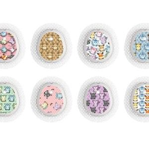 Op de afbeelding: Acht ovale zelfklevende pleisters voor medische sensoren, elk met een uniek herhalend patroon van stripfiguren in diverse kleuren zoals roze, bruin, blauw, groen en paars, geplaatst op een witte achtergrond met een geperforeerde rand.