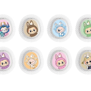 Könnte beinhalten: Acht kreisförmige Designs mit weißem Rand, die jeweils eine Cartoonfigur mit Hasenohren zeigen. Die Charaktere sind in verschiedenen Farben gehalten, darunter Blau, Braun, Grün, Lila, Gelb und Rosa, mit unterschiedlichen Outfits. Auf weißem Hintergrund.