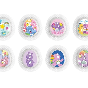 Puede incluir: Ocho vendajes adhesivos redondos, blancos, con diseños coloridos de Care Bears. Los diseños incluyen Care Bears con arcoíris, corazones, estrellas y el texto "Care Bear" y "Share Bear".