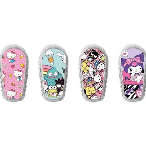 Puede incluir: Cuatro plantillas transparentes para zapatos, cada una con un diseño de personaje de dibujos animados diferente. Los diseños incluyen Hello Kitty en rosa, una criatura con un arcoíris, una colección de personajes en rosa y un personaje morado con un lazo.