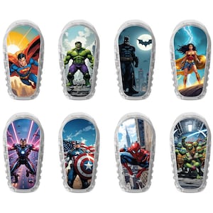 Puede incluir: Una colección de ocho objetos transparentes de forma ovalada, cada uno con un superhéroe o personaje de cómic diferente. Los personajes incluyen a Superman, Hulk, Batman, Wonder Woman, Iron Man, Capitán América, Spider-Man y las Tortugas Ninja.