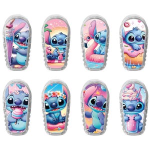 Op de afbeelding: Set van acht heldere, ovale plastic items met de cartoonfiguur Stitch in verschillende zomerse scènes. Elk item heeft een andere kleurrijke achtergrond en Stitch wordt getoond met ijs, drankjes en een flamingo-drijver.