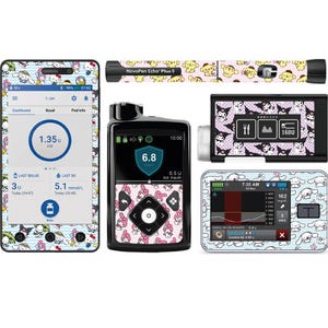 Könnte beinhalten: Eine Sammlung medizinischer Geräte, darunter ein Smartphone, Insulinpens und Insulinpumpen, die alle mit einem sich wiederholenden Cartoon-Muster in Rosa, Schwarz und Weiß verziert sind. Die Geräte zeigen digitale Messwerte an.