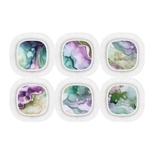 Op de afbeelding: Zes abstracte kunstpatches met aquarelontwerpen in tinten van teal, paars en goud. Elke patch heeft een witte rand en een getextureerde, vierkante achtergrond. De patches zijn gerangschikt in twee rijen van drie.