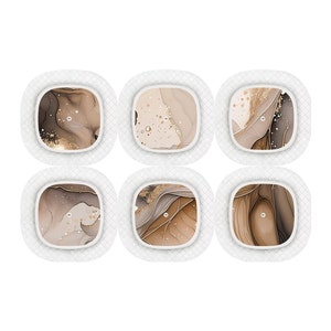 Könnte beinhalten: Sechs runde, weiße Untersetzer mit einer erhabenen, strukturierten Oberfläche. Jeder Untersetzer zeigt ein einzigartiges abstraktes Design in Braun-, Beige- und Goldtönen.