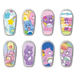 Puede incluir: Ocho parches adhesivos diferentes con temática de los osos cariñosos para un monitor de glucosa continuo. Los parches presentan varios personajes de los osos cariñosos, incluidos Cheer Bear, Funshine Bear y Good Luck Bear. Los parches están diseñados para aplicarse al monitor y se pueden cambiar a voluntad.