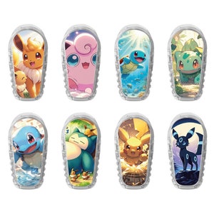 Op de afbeelding: Acht verschillende Pokémon-personageontwerpen gedrukt op doorzichtige plastic covers. De covers zijn gevormd als een traan en hebben een afgeronde boven- en onderkant. De ontwerpen bevatten personages zoals Pikachu, Squirtle, Bulbasaur en Eevee.