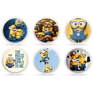 Puede incluir: Seis pegatinas redondas con diferentes imágenes de los Minions de la franquicia Gru, mi villano favorito. Las pegatinas muestran a los Minions en varias poses y escenarios, incluyendo jugando al fútbol, tomándose una selfie y sosteniendo un cartel que dice "Las reglas no se aplican a mí."
