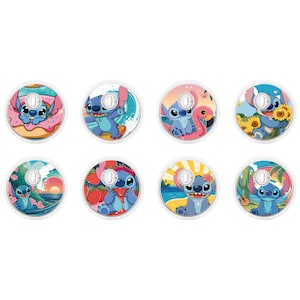 Może przedstawiać: Osiem okrągłych wzorów z postacią Stitcha z filmu Disneya Lilo & Stitch. Każdy wzór ma inne tło, w tym pączka, fale, flaminga, słoneczniki, zachód słońca, truskawki, scenę na plaży i kaktus.