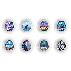 Könnte beinhalten: Acht runde, weiße, selbstklebende Verbände mit verschiedenen Fortnite-Charakterdesigns. Die Verbände zeigen Charaktere wie den maskierten Charakter, einen Charakter mit einer Spitzhacke und einen Charakter mit einem Raketenwerfer.
