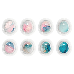 Könnte beinhalten: Acht runde Aufkleber mit weißem Rand und verschiedenen abstrakten Designs in Rosa-, Blau- und Goldtönen. Die Designs zeigen Wirbel und Marmorierungen.