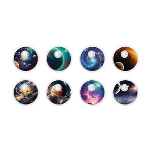Pode incluir: Oito adesivos redondos com diferentes designs de temática espacial. Cada adesivo apresenta uma galáxia, planetas e estrelas em várias cores, incluindo azul, roxo, laranja e verde.